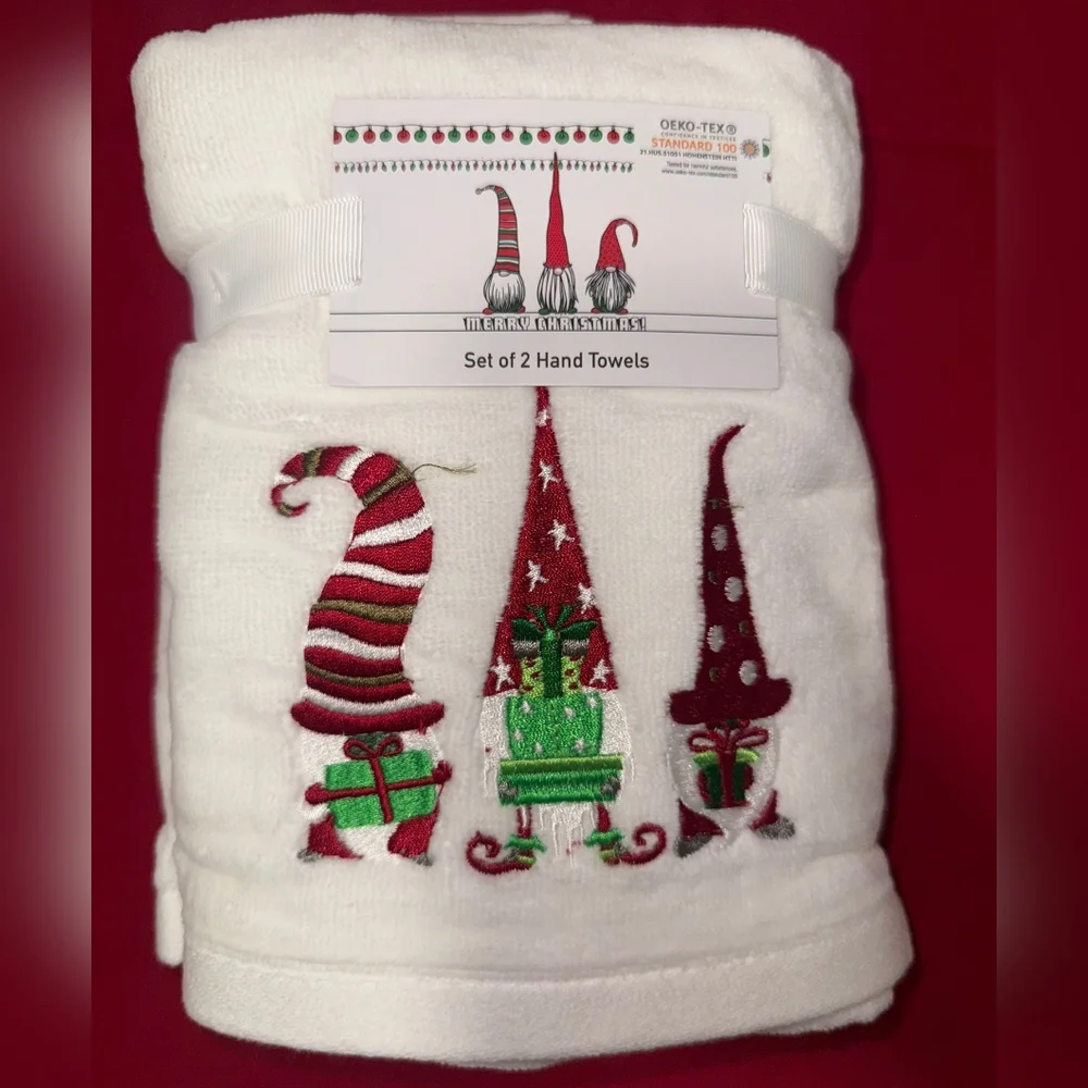 NWT SET OF 2 CHRISTMAS HAND TOWELS WITH EMBROIDERED CARACTER HOLLYDAY.